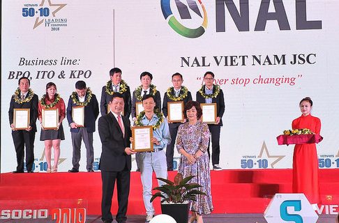 NALは2018年再びベトナムIT企業トップ50 + 10として表彰受けました